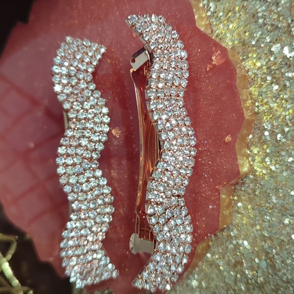 Set of Four Hair Accessories - Picture 4 of 4